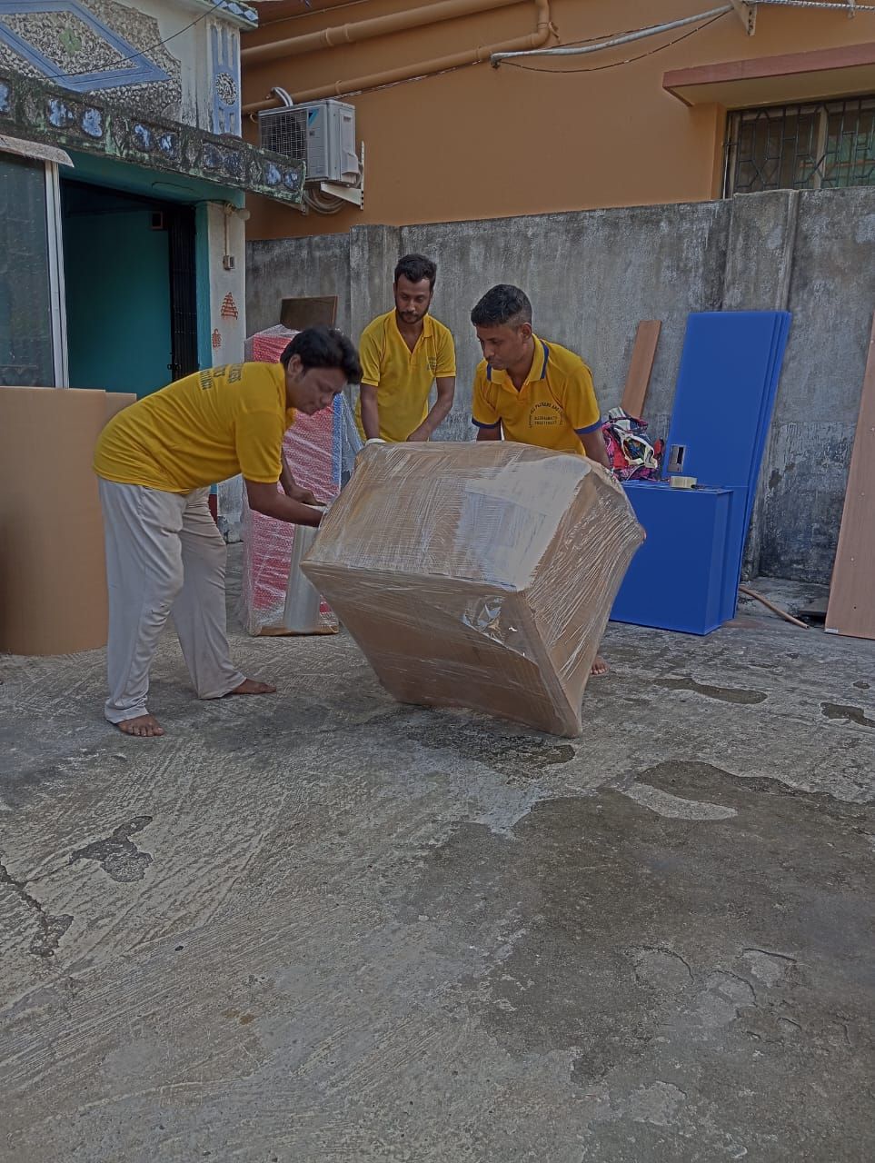 Spring Hill Packers & Logistics crew working in Durgapur